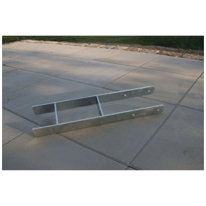 Feuerverzinkter H-Pfostenträger 12x12 cm, 60 cm Schenkelhöhe, für Carports. Liegt auf grauen Fliesen.