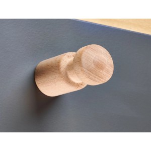 Hettich Wandhaken Typ 78 aus heller, runder Buche roh an dunkler Wand. Moderner Garderobenhaken.
