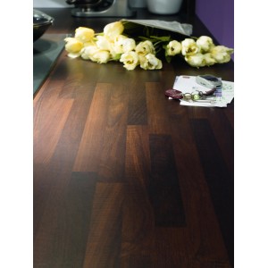 Piano di lavoro Noce Butcherblock, 60 cm di larghezza, decoro legno, decorato con tulipani e oggetti di uso quotidiano.