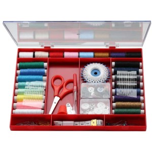 196-teiliges Nähsortiment in roter Box mit Garn, Schere, Nadeln und Knöpfen.