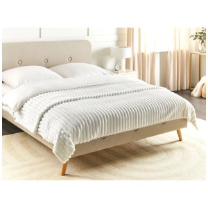 Copriletto Beliani Rakya in pelliccia sintetica bianca, 200x220 cm su un letto.