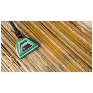 Brosse compacte Bosch pour nettoyeur haute pression Aquatak en utilisation sur terrasse en bois.