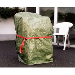 Objet recouvert avec sangle rouge (25 mm, 2,5 m). Sangle de tension pour sécuriser les meubles de jardin.