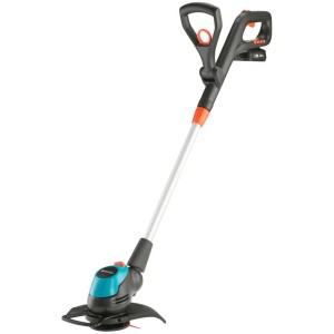 Gardena Tagliabordi a batteria EasyCut 23/18V P4A Ready-To-Use-Set con manico telescopico e protezione per piante.