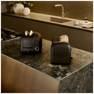 Tostapane Dualit Classic nero a 4 fette su un bancone da cucina.