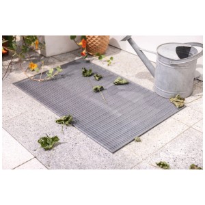 Cache de soupirail Windhager en fibre de verre 60x135cm, gris, sur terrasse avec feuilles.