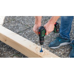Trapano avvitatore a percussione a batteria Bosch Advanced Impact 18V-80 che fora il legno.