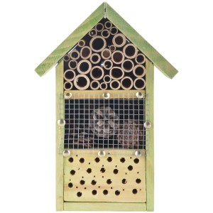 Hôtel à insectes à monter soi-même en bois avec divers matériaux de remplissage pour les abeilles et les papillons.