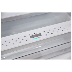 Detailaufnahme: Sharp Einbau-Kühlschrank mit AdaptiFresh-Funktion zur Feuchtigkeitsregulierung.