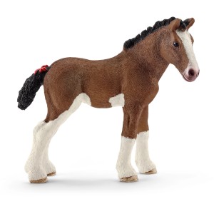 Detailgetreue Schleich Farm World Spielfigur: Clydesdale Fohlen mit braunem Fell und weißer Mähne.