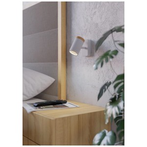 Spot mural Eglo Consuma : Spot en acier blanc avec bois, idéal comme lampe de chambre.