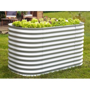 Vitavia Vita 858 carré potager surélevé en zinc-alu planté de laitue dans le jardin.