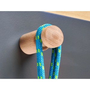 Runder Hettich Wandhaken aus roher Buche, Ø 30x75mm, mit blau-gelbem Seil. Ideal für Garderobe & Jacken.