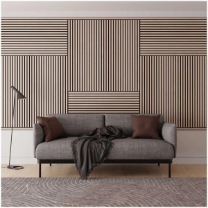 Pannello acustico Denpanels rovere naturale/nero su parete dietro divano. Pannelli in legno per una migliore acustica.