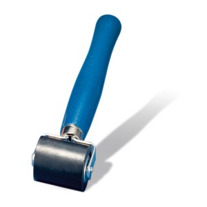 Rullo pressore Steinel con manico blu per saldare teloni e bordi.