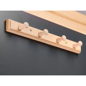 Hettich Garderobenleiste Typ 81 aus roher Buche mit 4 Holzhaken, an dunkler Wand montiert. Für Flur.