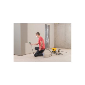 Uomo che utilizza lo spruzzatore di vernice Wagner Airless Sprayer Control 150M per spruzzare le pareti.