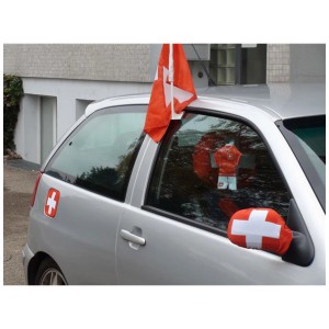 Voiture avec kit de supporter suisse : drapeau, housse de rétroviseur, autocollant. Accessoires de foot pour fans.