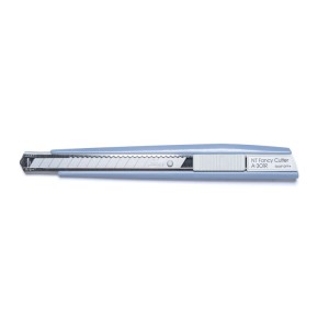 NT Cutter A-301 RP, cutter violet avec verrouillage automatique et casse-lame pour des coupes précises.