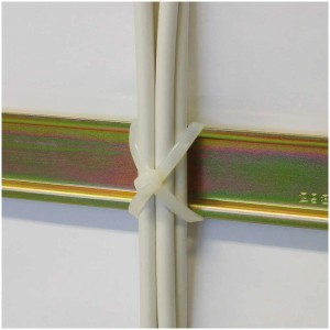 Câbles blancs groupés et fixés avec un collier de serrage du set Steffen.