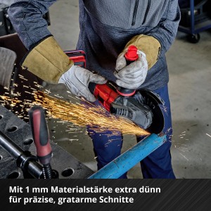Jeu de disques à tronçonner fins Einhell en utilisation : Meuleuse d'angle coupe un tube métallique, étincelles.