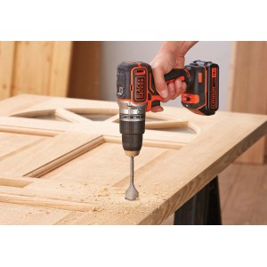 Trapano avvitatore a percussione Black+Decker BL188K che fora il legno.