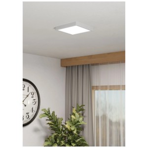 Plafonnier LED carré blanc Eglo Fueva 6, 22x22 cm, avec couleurs de lumière CCT dans un espace de vie moderne.