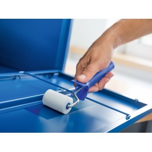 Main peignant surface bleue avec rouleau en mousse LUX (5 cm). Kit de rouleaux pour laquage fin.