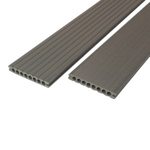 Lames de terrasse Rettenmeier WPC frêne gris, surface rainurée et profilé à chambre creuse.