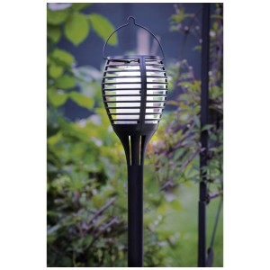 Schwarze Eglo LED Solar-Fackelleuchte für den Garten mit warmweissem Flackerlicht.