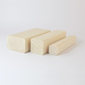 Tre listelli di legno bianco in abete/abete rosso di diverse dimensioni.