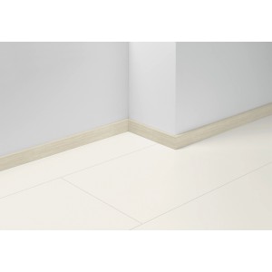 Battiscopa Parador SL 5 resistente all'acqua, decoro D090 rovere, 50x16x2200 mm, montato su parete e pavimento.