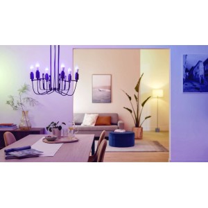 Lampadina a candela Philips Smart LED E14, cambio colore in scena soggiorno.