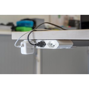 Multiprise Steba IQ avec protection contre la surcharge, 6 prises, montée sur table avec appareils branchés.