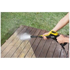 Nettoyeur haute pression Kärcher K 5 nettoyant une terrasse en bois. Appareil puissant avec accessoires.