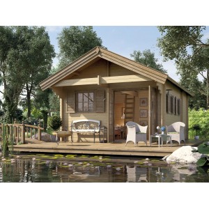 Lumineuse cabane de week-end Weka 155 en bois avec mezzanine, fenêtres et terrasse au bord de l'eau.