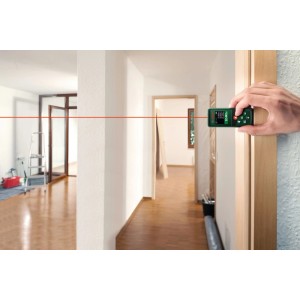 Bosch Laser-Entfernungsmesser PLM40-23 in Hand misst 12,46m im Flur. Grünes Gerät mit rotem Laserstrahl für präzise Messungen.