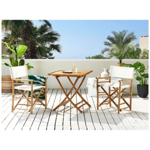 Klappbarer Outdoor-Bistrotisch Molise aus braunem Bambus, auf Terrasse mit Stühlen und Pflanzen. Perfekt für Garten.