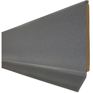 Plinthe à âme System 9 grise, hauteur 60 mm, longueur 2550 mm. Gros plan sur la surface et la forme.