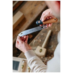 Mains assemblant scie fine Kirschen avec poignée en liège. Système de changement rapide pour coupes précises bois & plastique.