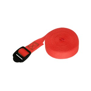 Sangle d'arrimage rouge, 25 mm de large et 2,5 m de long, avec boucle en plastique.