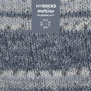 Laine Myboshi mysocks Merino Feuille d'argent, gros plan de la texture tricotée dans les tons gris et blanc.