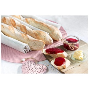 Baguettes, Marmelade und Butter auf einem Tisch. Baguette Backblech von OBI.