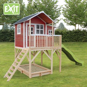 Casetta da gioco in legno EXIT Loft 750 rossa con scivolo, sabbiera e scala in giardino.