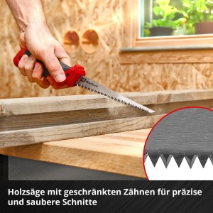 Einhell Werkzeugkoffer Renovierung: Detailaufnahme Handsäge beim Holzsägen.