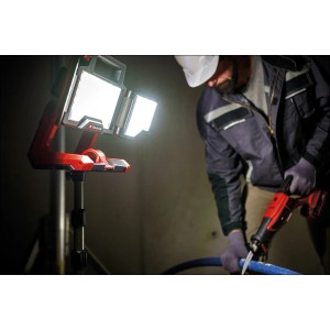 Einhell TP-CL 18/3.000 lampada a batteria su stativo in uso, rosso-nero. Lampada da cantiere a LED.