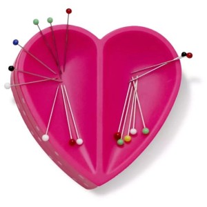 Cuscinetto magnetico per aghi Prym a forma di cuore rosa con aghi. Pratico strumento creativo per il tavolo da cucito.