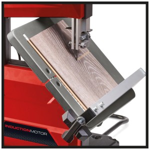 Einhell TC-SB 200+ Bandsäge beim Schneiden von Holz. Roter Korpus, neigbarer Tisch.