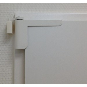 Ferme-porte Abus 2603 blanc monté sur une porte. Technique de porte pour portes jusqu'à 20 kg.