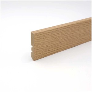 Plinthe décor chêne, filmée, 56x10 mm, longueur 2,4 m. Idéale pour la finition des sols.
